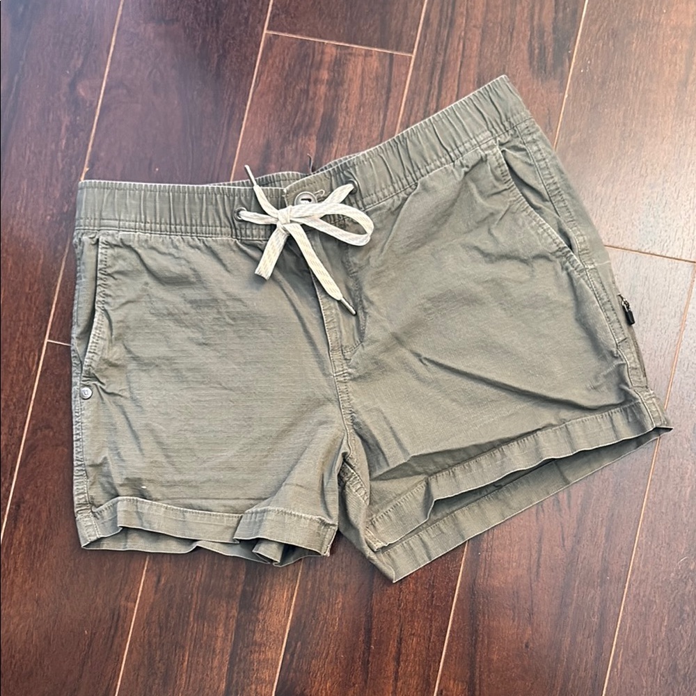 Vuori ripstop shorts in army green